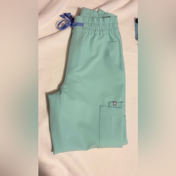 FIGS Aqua set & Mint joggers (3 items) - Picture 6 of 6